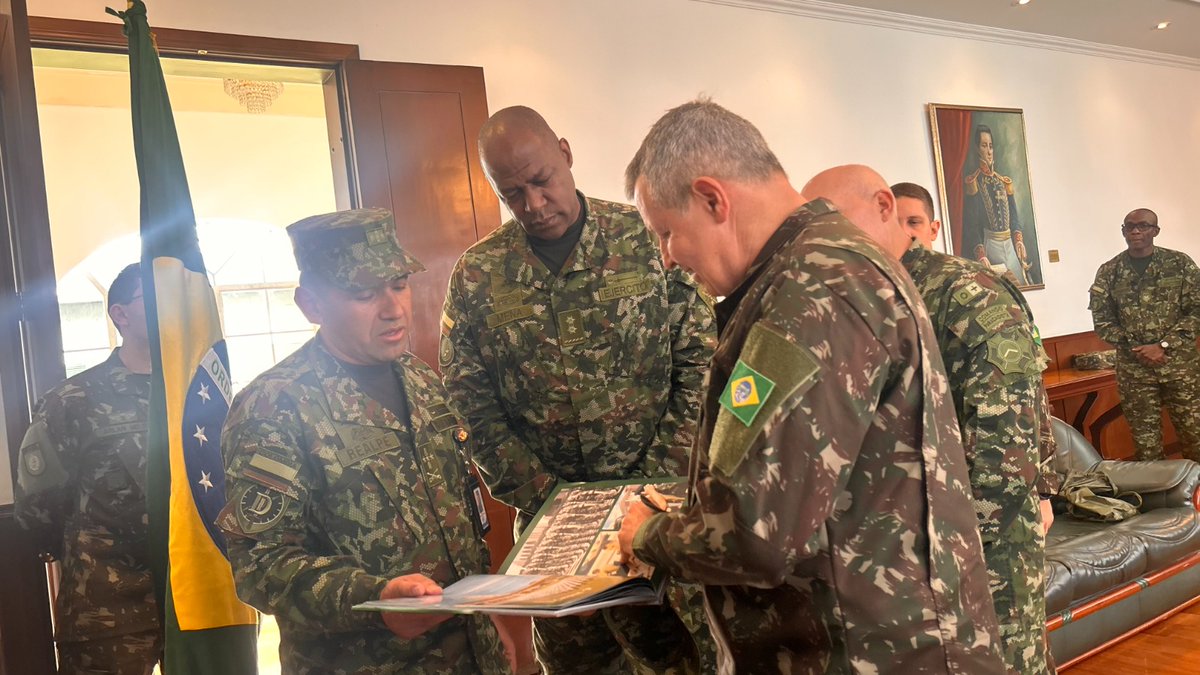 ESMIC_EJC's tweet photo. ¡Liderazgo que trasciende fronteras! La #ESMIC recibió al General de Ejército Tomás Miguel Miné Ribeiro Paiva, Comandante del Ejército Brasileño, quien conoció las capacidades que fortalecen la formación de los futuros oficiales. #LíderesEJC #EducaciónMilitar https://t.co/UCivJO8Rwr