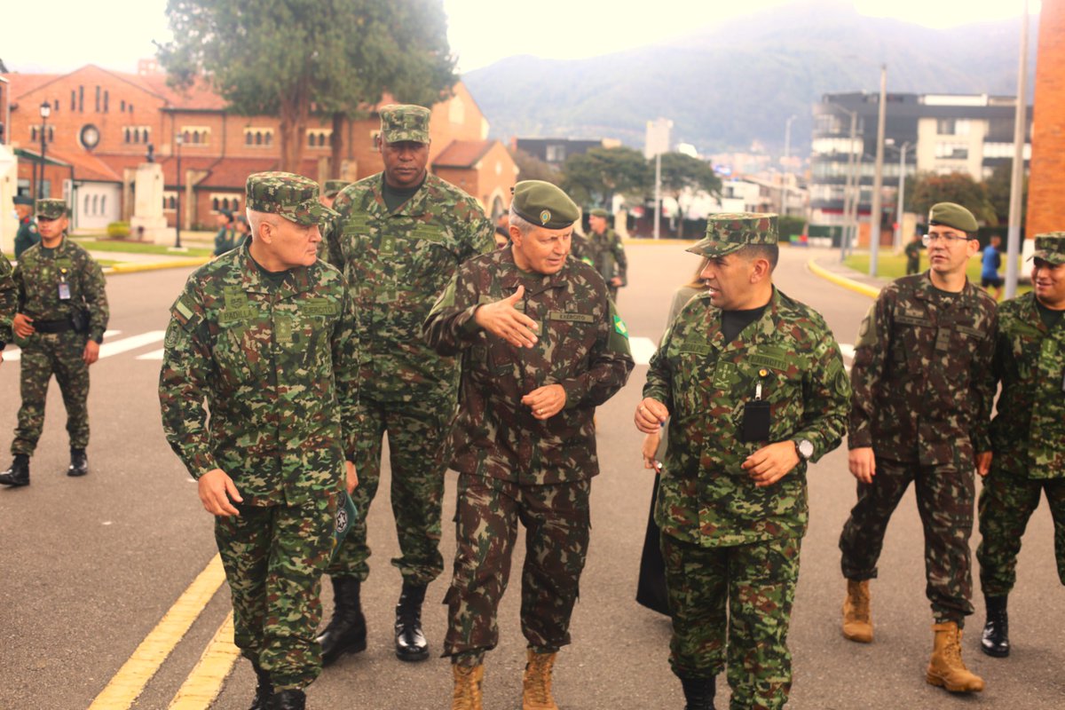 ESMIC_EJC's tweet photo. ¡Liderazgo que trasciende fronteras! La #ESMIC recibió al General de Ejército Tomás Miguel Miné Ribeiro Paiva, Comandante del Ejército Brasileño, quien conoció las capacidades que fortalecen la formación de los futuros oficiales. #LíderesEJC #EducaciónMilitar https://t.co/UCivJO8Rwr