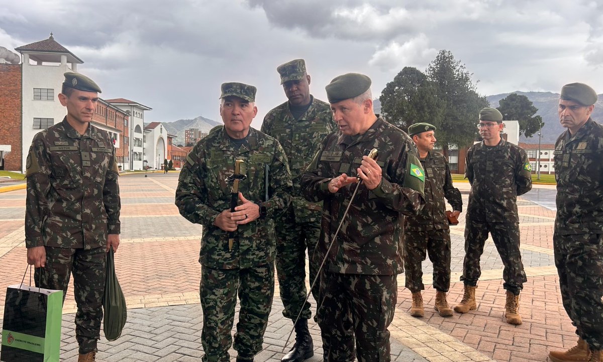 ESMIC_EJC's tweet photo. ¡Liderazgo que trasciende fronteras! La #ESMIC recibió al General de Ejército Tomás Miguel Miné Ribeiro Paiva, Comandante del Ejército Brasileño, quien conoció las capacidades que fortalecen la formación de los futuros oficiales. #LíderesEJC #EducaciónMilitar https://t.co/UCivJO8Rwr