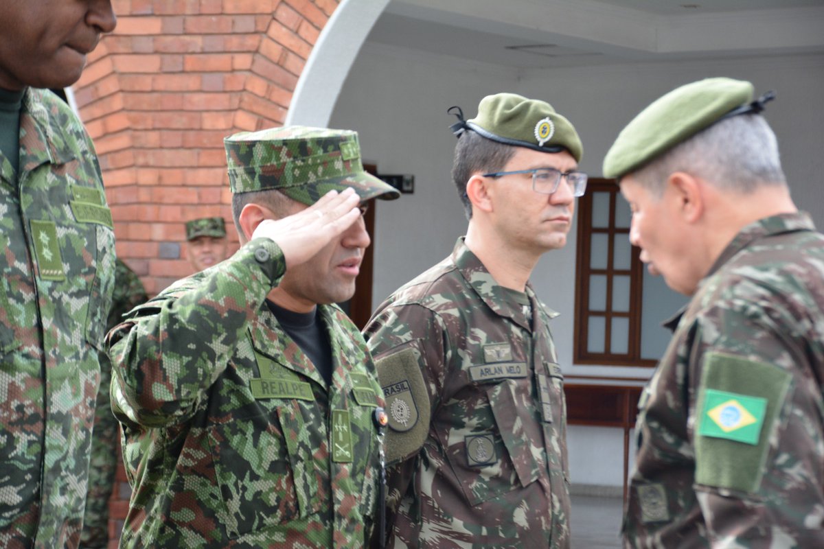 ESMIC_EJC's tweet photo. ¡Liderazgo que trasciende fronteras! La #ESMIC recibió al General de Ejército Tomás Miguel Miné Ribeiro Paiva, Comandante del Ejército Brasileño, quien conoció las capacidades que fortalecen la formación de los futuros oficiales. #LíderesEJC #EducaciónMilitar https://t.co/UCivJO8Rwr