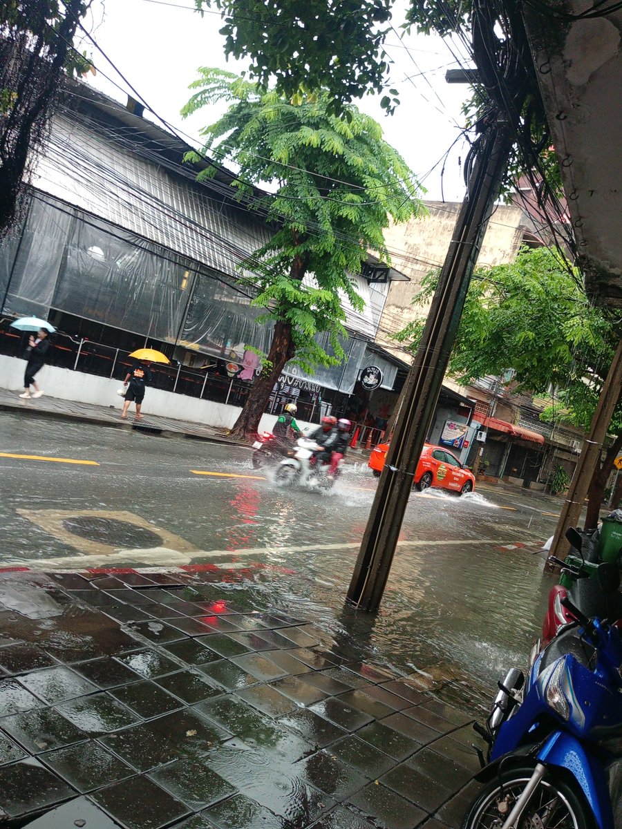 H_B_KYE's tweet photo. ประชาสงเคราะห์22 และโค้งร้านลงพุงหมูกะทะท่วมขังเป็นแอ่งจ้ะ
#น้ำท่วม #กรุงเทพ https://t.co/AuuHt0rG9v
