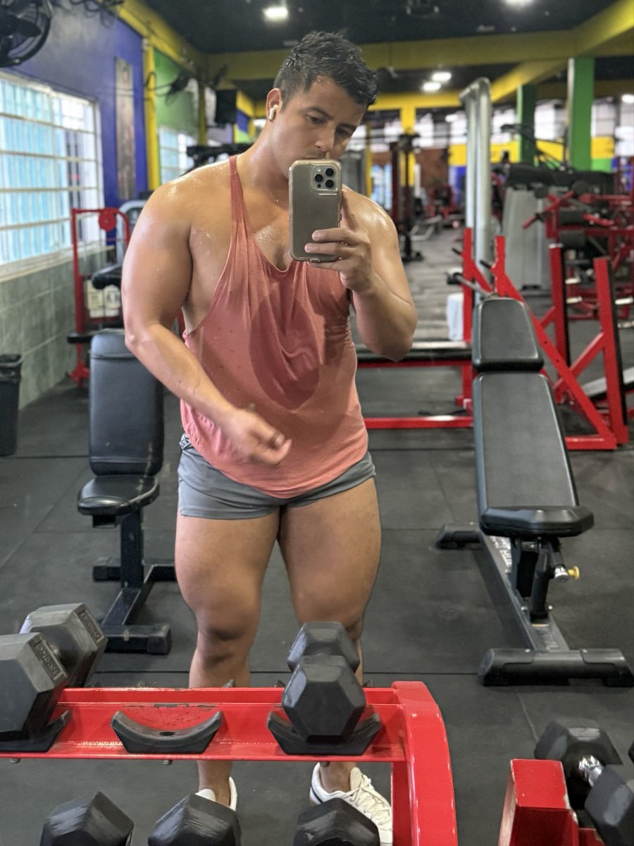 Hacop93's tweet photo. #fypシ゚viral #body #legday #beefyboy #training #bodybuilding #boy #GymBoy https://t.co/1WU2eB69nC
