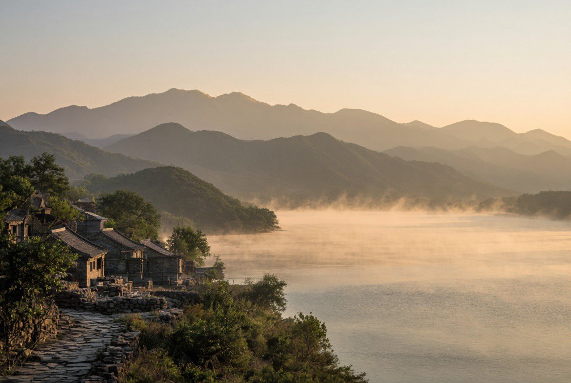 Kolin_Kim's tweet photo. 早安呀～
今天来到河北省沙河市。这座太行山东麓的小城，因横贯全境的大沙河得名，隋代就有记载。山、丘、原各占三分之一，西边是北武当山与秦王湖的清幽，东边是一望无际的平原，还有“中国玻璃城”的美誉。
今日多云，18到28度，风轻轻的。
愿你也像这晨光一样，不急不躁，慢慢亮起来。
#早安 #中国县级市 #沙河市