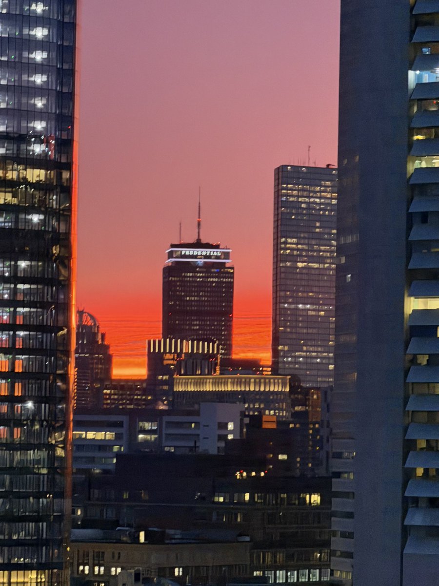 OnlyInBOS's tweet photo. Tonight's incredible sunset over Boston before this weekend's Nor'easter...

❤️ https://t.co/8H5quSmHVS