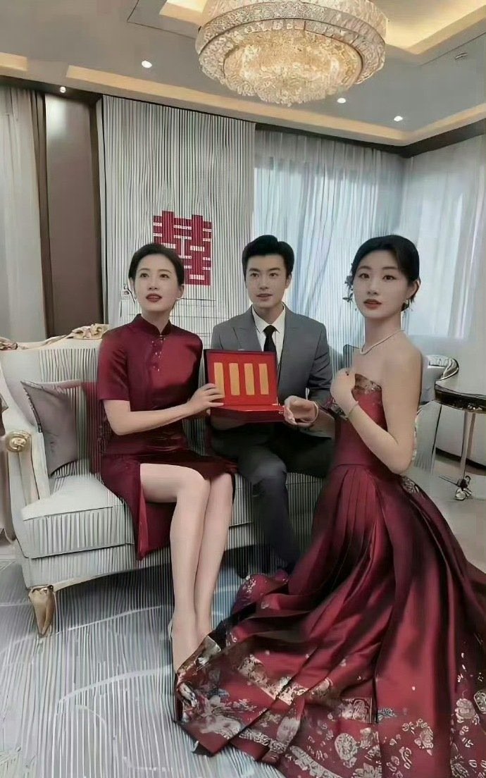 songjia529's tweet photo. 婚礼现场  比儿媳���有排面的婆婆 ​​​。 https://t.co/SPgnSXmUik