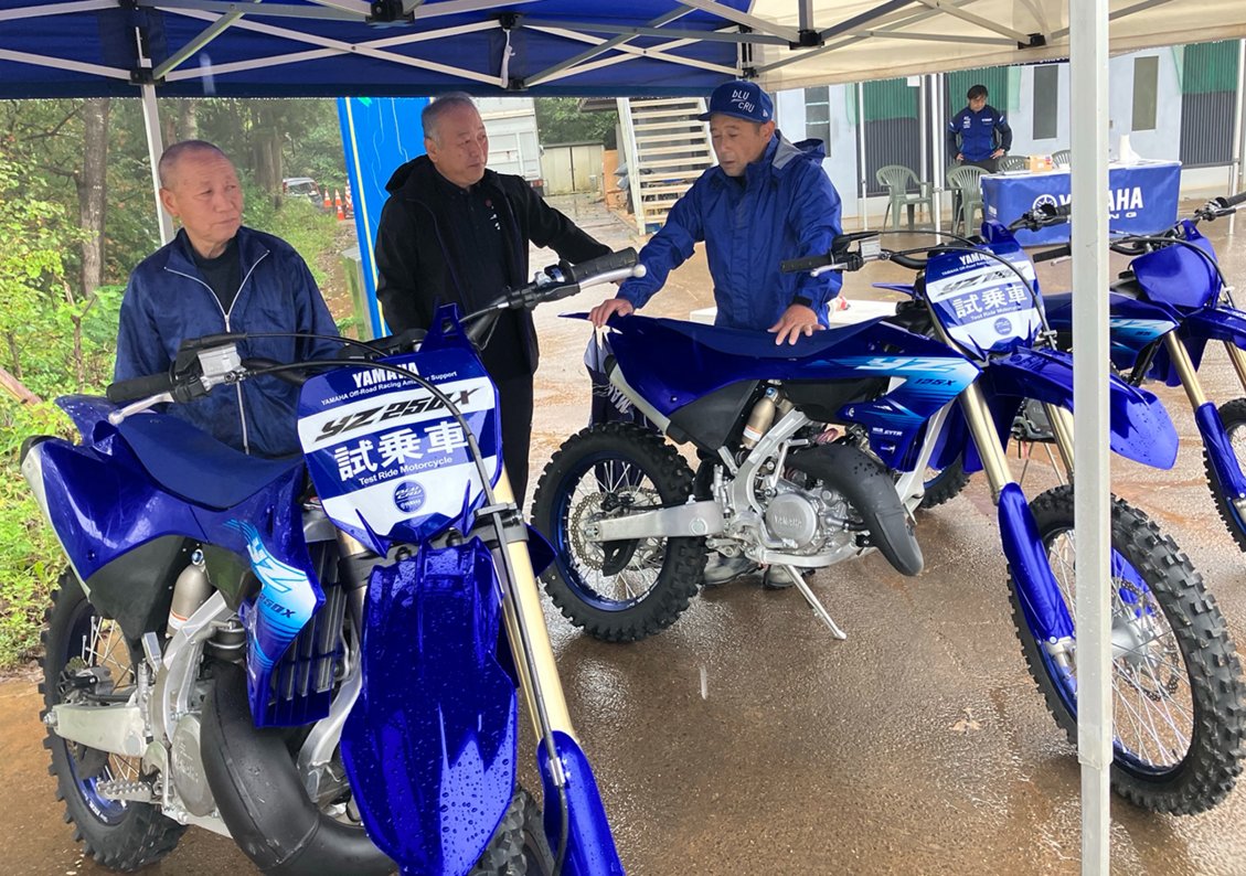 yamaha_bike's tweet photo. ╋━━━━
2027年最新YZシリーズの試乗会
スポーツランドSUGOで開催中🎊
　　　　　　　　　　　━━╋  

☂️ただいま、あいにくの空模様ですが
このあと、雨は上がる見込みです✨

スタッフ一同、精一杯の準備をしてお待ちしております‼️
どうぞお気をつけてご来場ください

本日、9/26（土）15:30 迄
￣￣￣￣￣￣￣￣￣￣￣￣
🔻YZシリーズ試乗会「BLU Camp」詳細🔻
https://t.co/5TDGCA7uwS