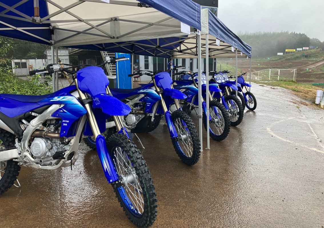 yamaha_bike's tweet photo. ╋━━━━
2027年最新YZシリーズの試乗会
スポーツランドSUGOで開催中🎊
　　　　　　　　　　　━━╋  

☂️ただいま、あいにくの空模様ですが
このあと、雨は上がる見込みです✨

スタッフ一同、精一杯の準備をしてお待ちしております‼️
どうぞお気をつけてご来場ください

本日、9/26（土）15:30 迄
￣￣￣￣￣￣￣￣￣￣￣￣
🔻YZシリーズ試乗会「BLU Camp」詳細🔻
https://t.co/5TDGCA7uwS