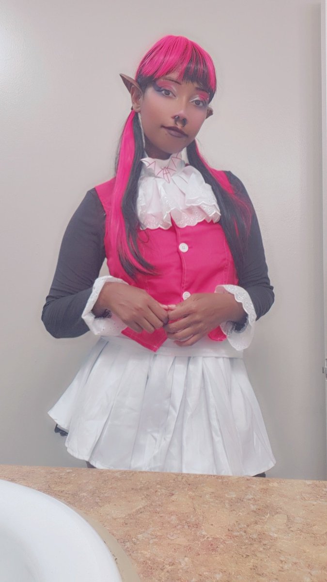 revolverfrisky's tweet photo. Put on draculaura again for emo night! The theme is monster high #cosplay https://t.co/nuFr3IdvLm