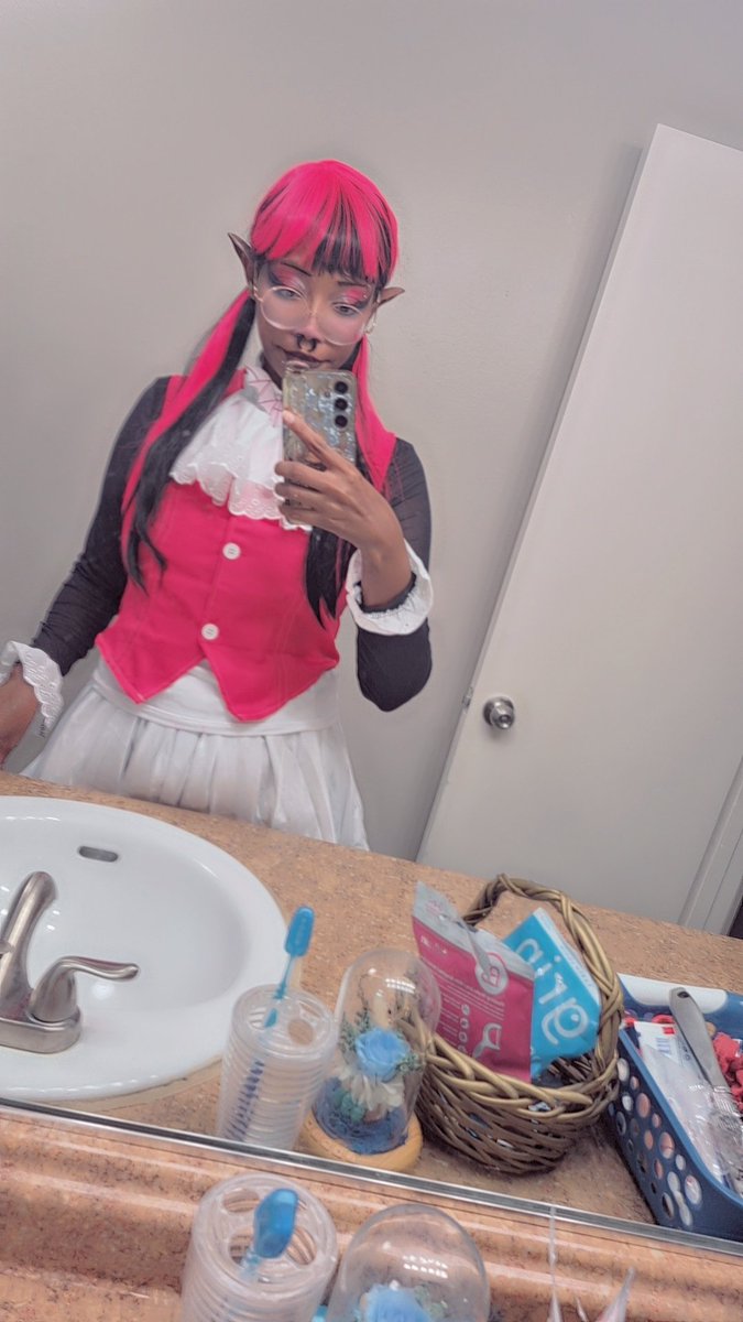 revolverfrisky's tweet photo. Put on draculaura again for emo night! The theme is monster high #cosplay https://t.co/nuFr3IdvLm