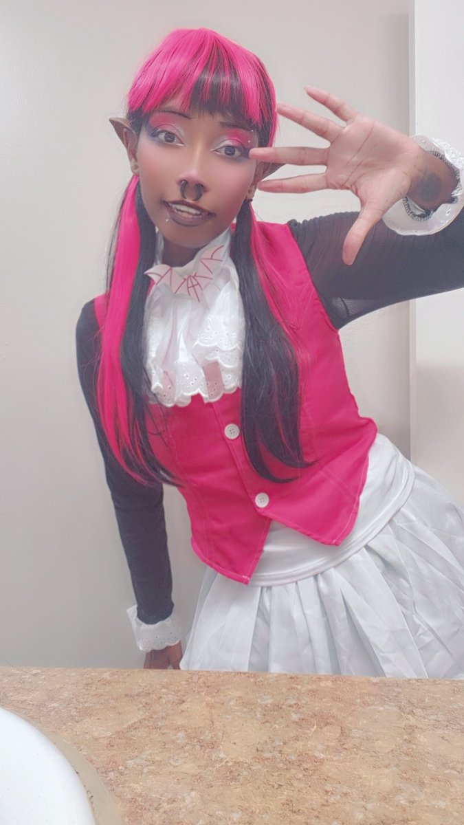 revolverfrisky's tweet photo. Put on draculaura again for emo night! The theme is monster high #cosplay https://t.co/nuFr3IdvLm