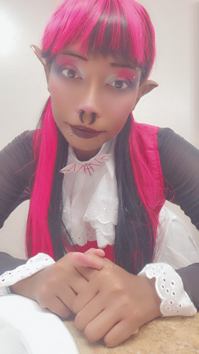 revolverfrisky's tweet photo. Put on draculaura again for emo night! The theme is monster high #cosplay https://t.co/nuFr3IdvLm