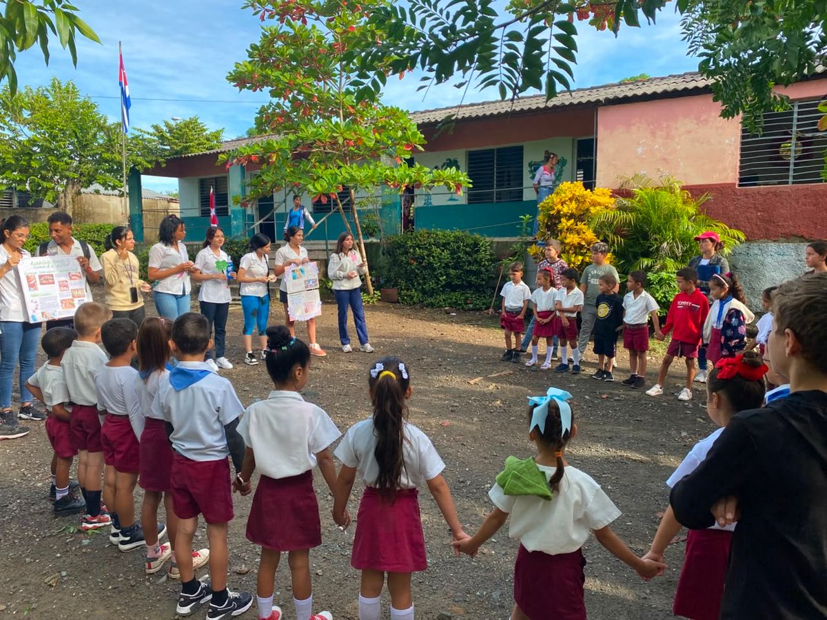 E_Rectora's tweet photo. Estudiantes de 2do año de Estomatología de la Universidad de Ciencias Médicas de Las Tunas en la avanzada d las actividades de promoción de la salud, hoy en la Comunidad d San José d la circunscripción 103
#RedJuvenilComunitaria #RIUP
@UJCdeCuba  
@LorenzoOsbel 
@YelenysLasTunas https://t.co/AmQXfXeofx