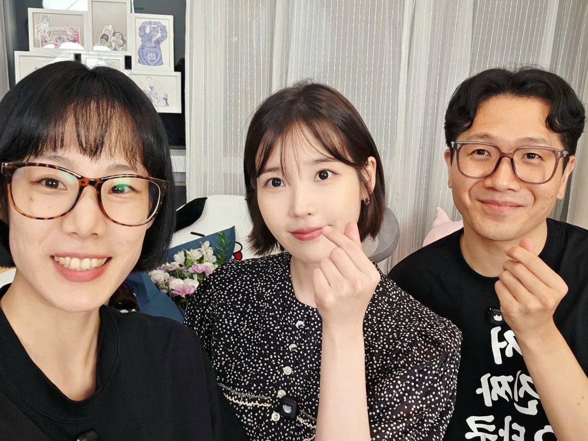 iuedelweiss's tweet photo. 진돌님 &amp; 히디님 인스타그램
Jindol &amp; Hidi’s Instagram Post

@_IUofficial’s autograph:

“Jindol-nim❤️ Hidi-nim❤️
See you again~❤️
Your fangirl/fanboy life❤️ Fighting!
From IU”

#아이유 #IU https://t.co/9VS6ZEx1k6
