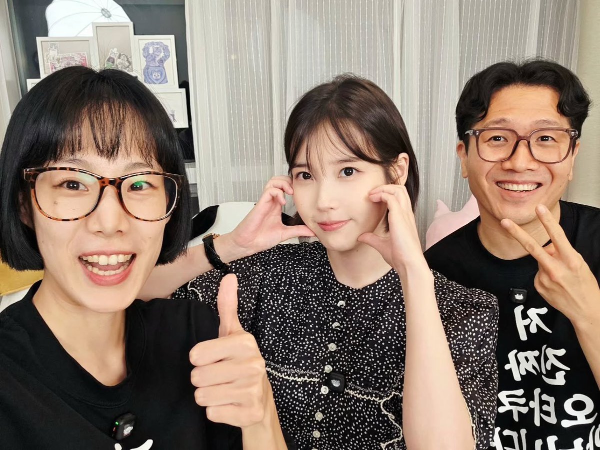 iuedelweiss's tweet photo. 진돌님 &amp; 히디님 인스타그램
Jindol &amp; Hidi’s Instagram Post

@_IUofficial’s autograph:

“Jindol-nim❤️ Hidi-nim❤️
See you again~❤️
Your fangirl/fanboy life❤️ Fighting!
From IU”

#아이유 #IU https://t.co/9VS6ZEx1k6