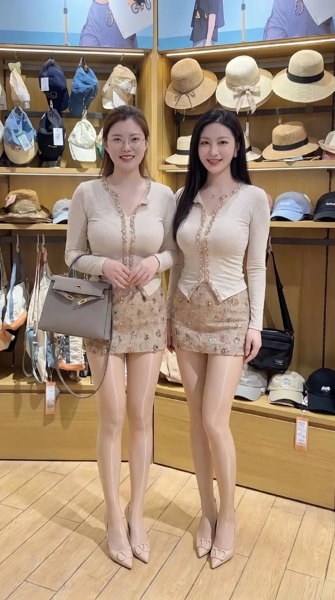 liuyan120's tweet photo. 两闺蜜同框，我敢说，大部分都会选择戴眼镜的女孩！ https://t.co/mHnKGBPh0X