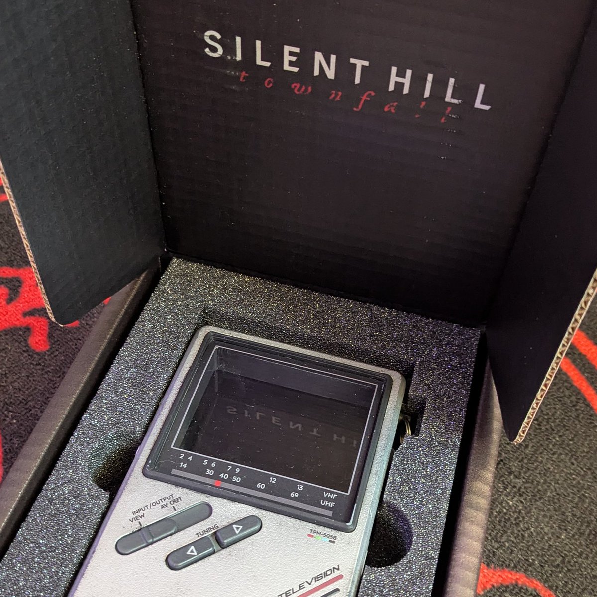 SH_Collection82's tweet photo. Yesterday I received a package from Silent Hill: Townfall's PR team! Inside was a replica of the CRTV Simon wields in the game.

It's gorgeous in person! 😍 I love all the scuffs and scratches on it. The best part though? It even works!!! 🤗 [cont]

#silenthill #サイレントヒル https://t.co/ZdXYmPmRCD