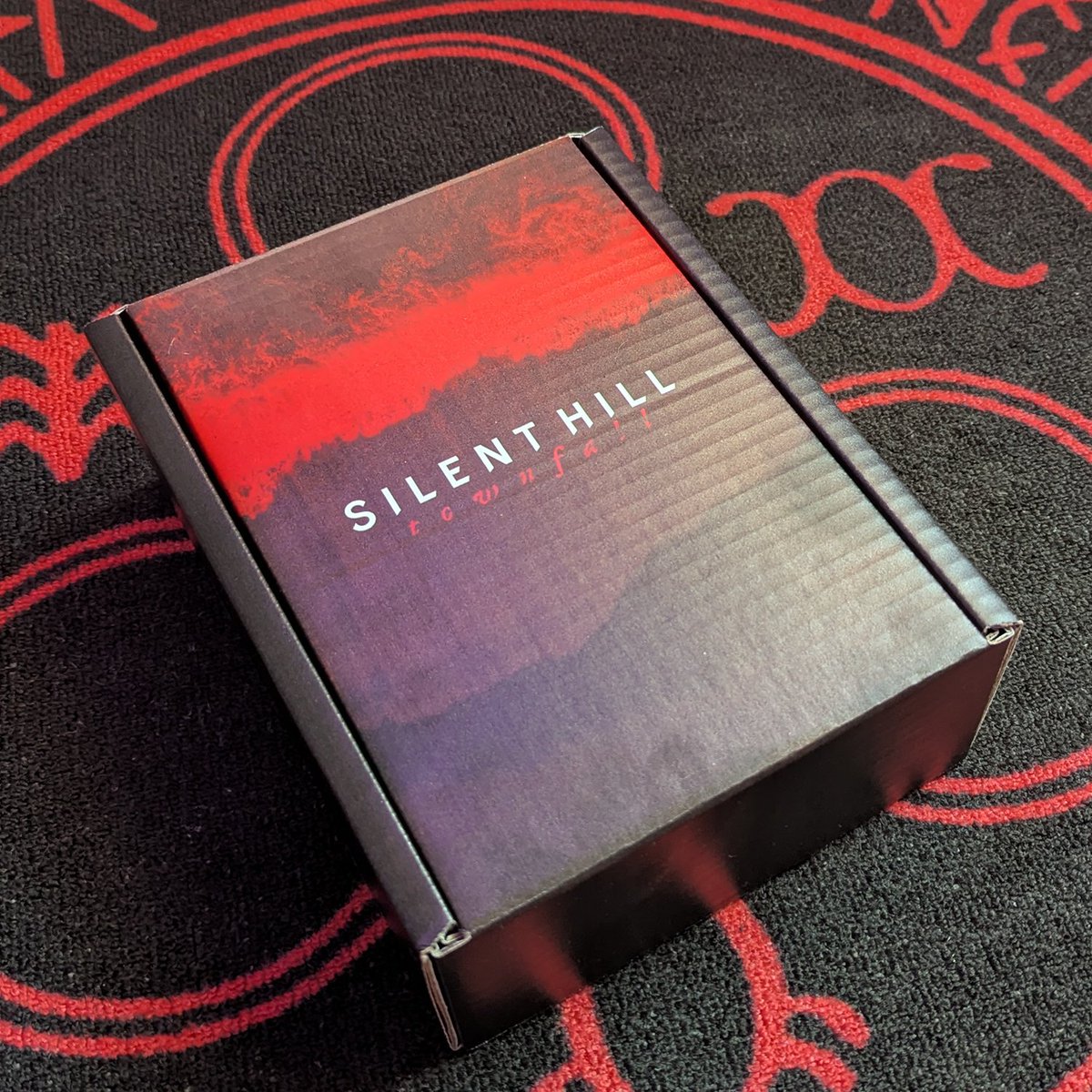 SH_Collection82's tweet photo. Yesterday I received a package from Silent Hill: Townfall's PR team! Inside was a replica of the CRTV Simon wields in the game.

It's gorgeous in person! 😍 I love all the scuffs and scratches on it. The best part though? It even works!!! 🤗 [cont]

#silenthill #サイレントヒル https://t.co/ZdXYmPmRCD