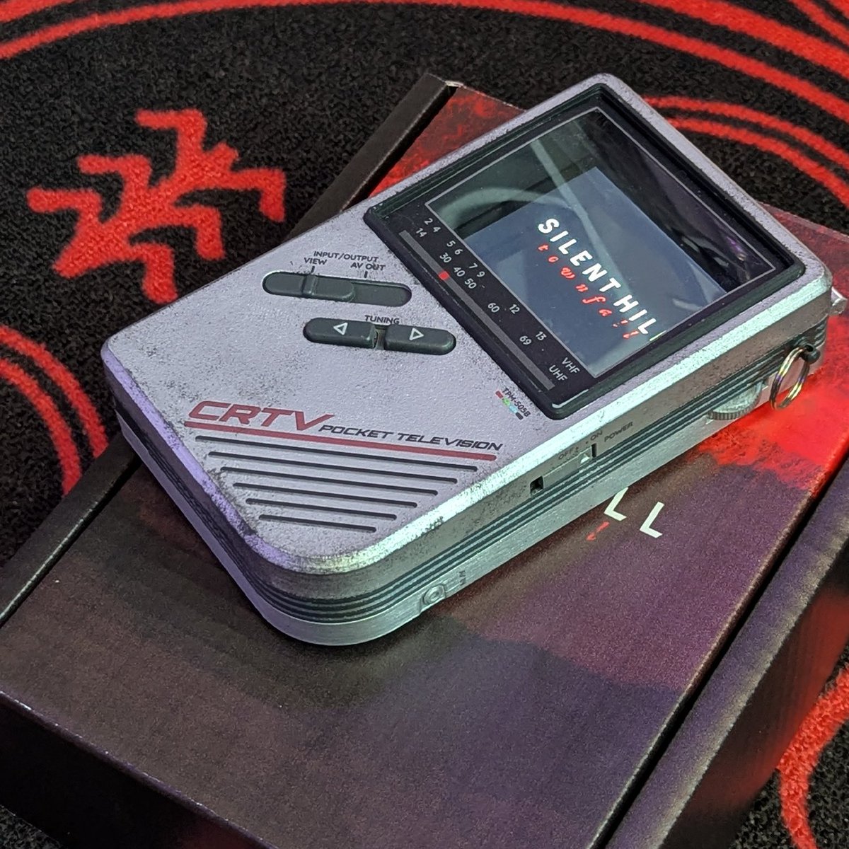 SH_Collection82's tweet photo. Yesterday I received a package from Silent Hill: Townfall's PR team! Inside was a replica of the CRTV Simon wields in the game.

It's gorgeous in person! 😍 I love all the scuffs and scratches on it. The best part though? It even works!!! 🤗 [cont]

#silenthill #サイレントヒル https://t.co/ZdXYmPmRCD