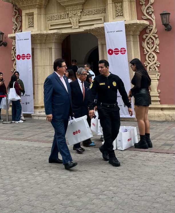 97milkjk's tweet photo. Que fue, no tenías chamba en el congreso o qué?? Encima con un policía🫪 https://t.co/zUNxTARRMn