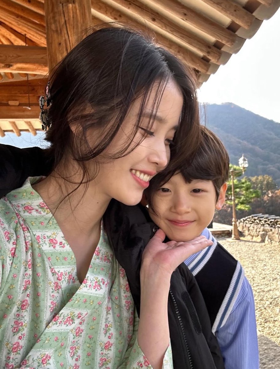 nini_iu's tweet photo. IU is going to be an amazing mom someday https://t.co/NikN1B0M77
