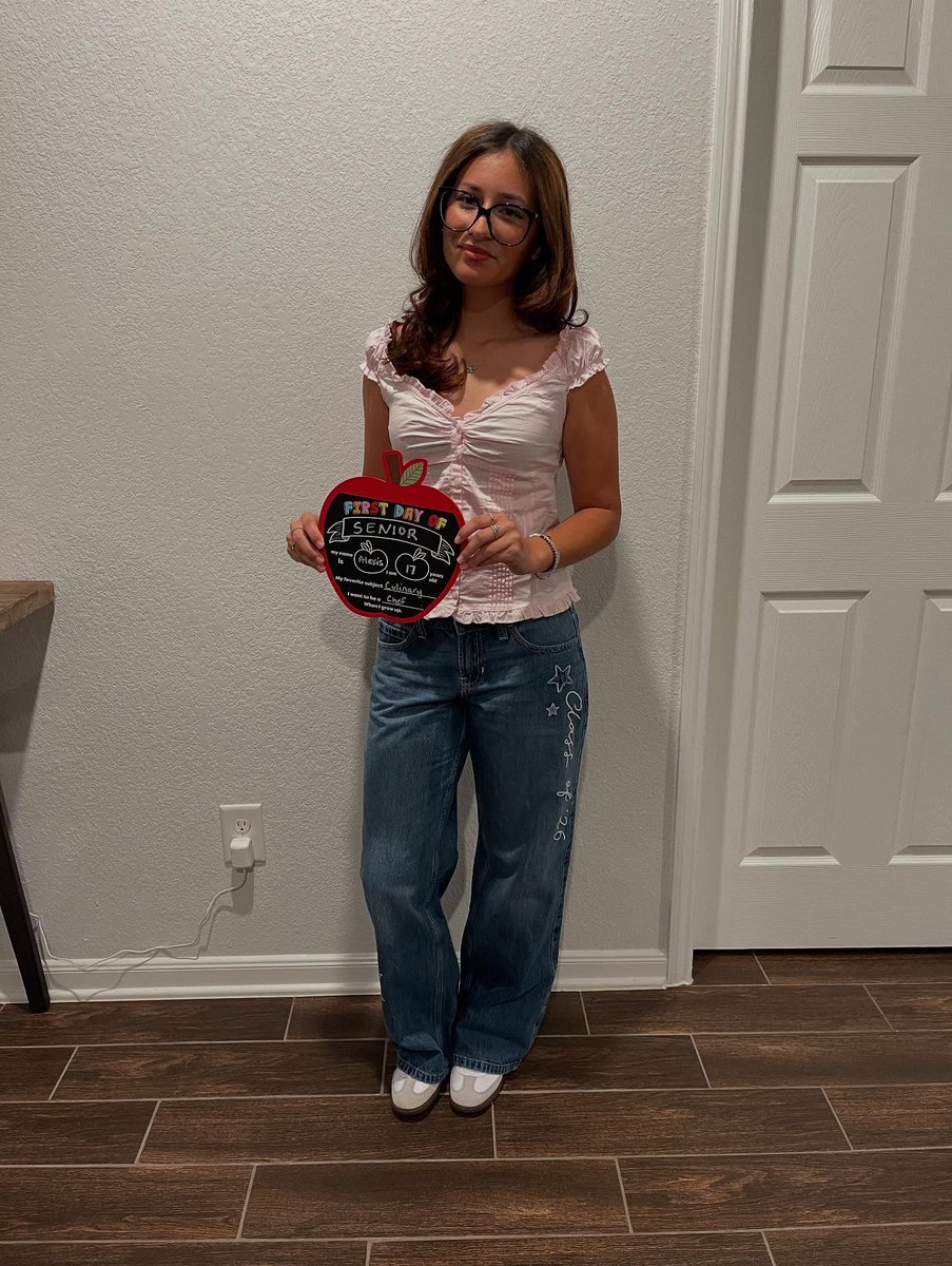 eduferr182's tweet photo. Happy First Day of School! Senior year and 5th grade already. Time is flying by way too fast! https://t.co/RXOFzXq6QT