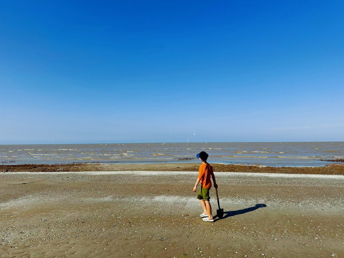 annyeon56053534's tweet photo. [When the tide’s out, let’s climb the beach bank and catch crabs together—fun adventure!]， https://t.co/J7zW26bQrH