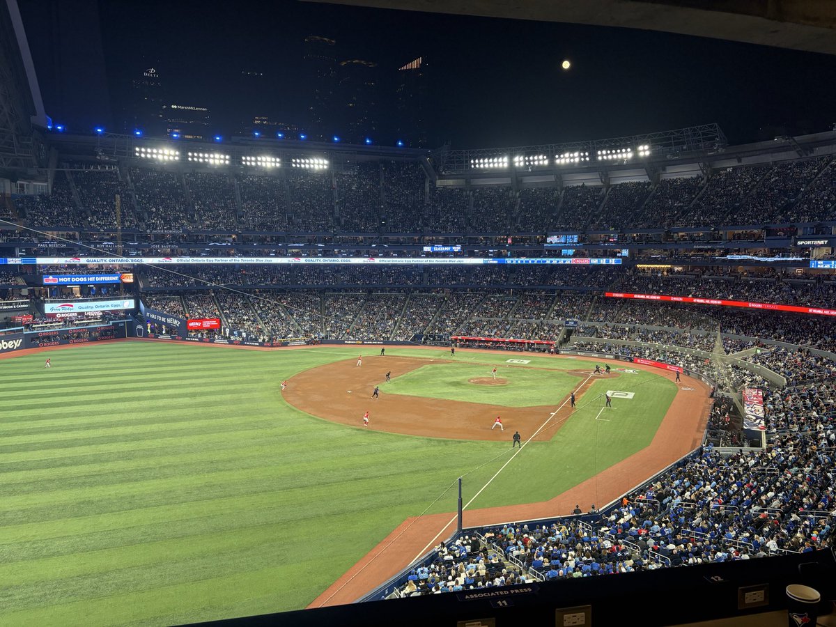 Brandon_N_Wile's tweet photo. Blue Jays are eliminated from contention. Reds in town. And Rogers Centre is completely packed. 

This is a great baseball market. https://t.co/iy2kaYzP9O