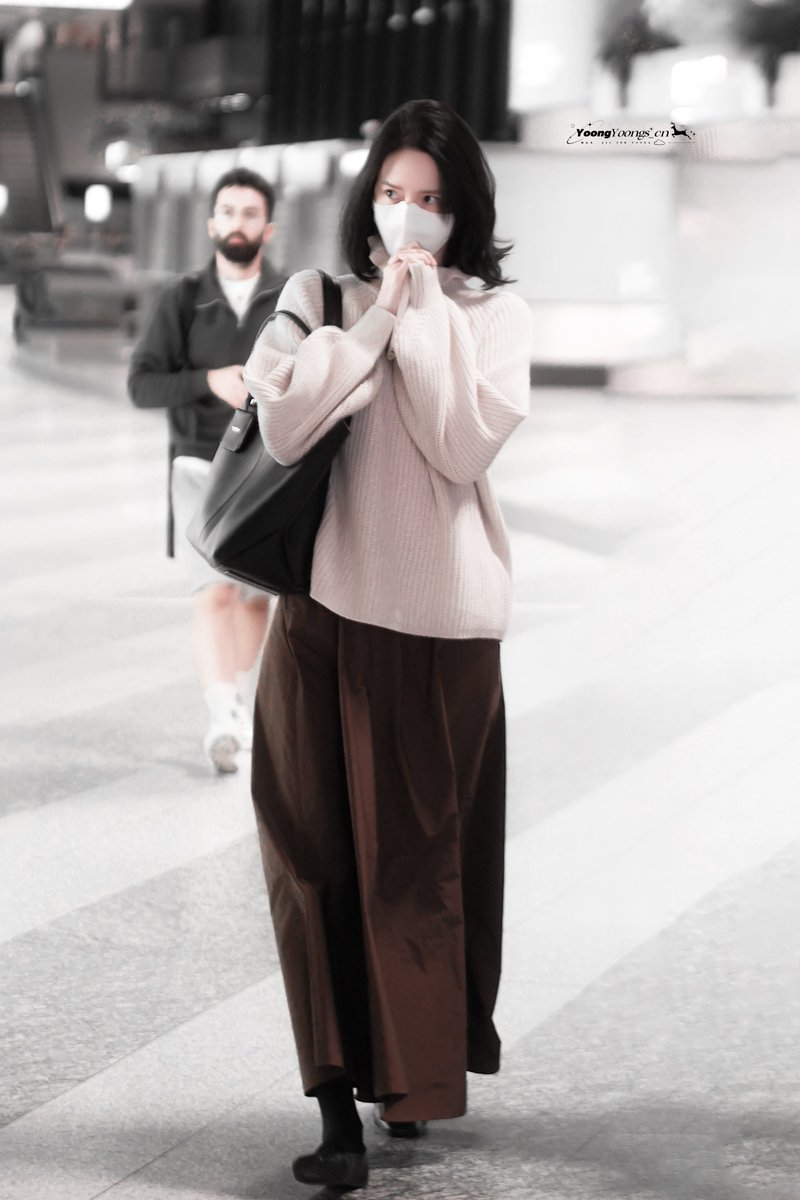 inlovewyoona's tweet photo. After a few days in Milan, Yoona is finally on her way home... 
A little angel ♥ https://t.co/zamP5cedfd