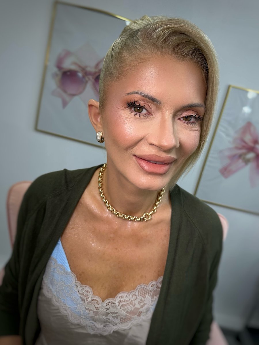 aaliyahjohnsonp's tweet photo. Beauty has no age, and beautiful makeup shouldn’t hide it. I wanted to preserve what is already beautiful about her and subtly enhance her eyes and natural features. https://t.co/7FLG1mo2y1