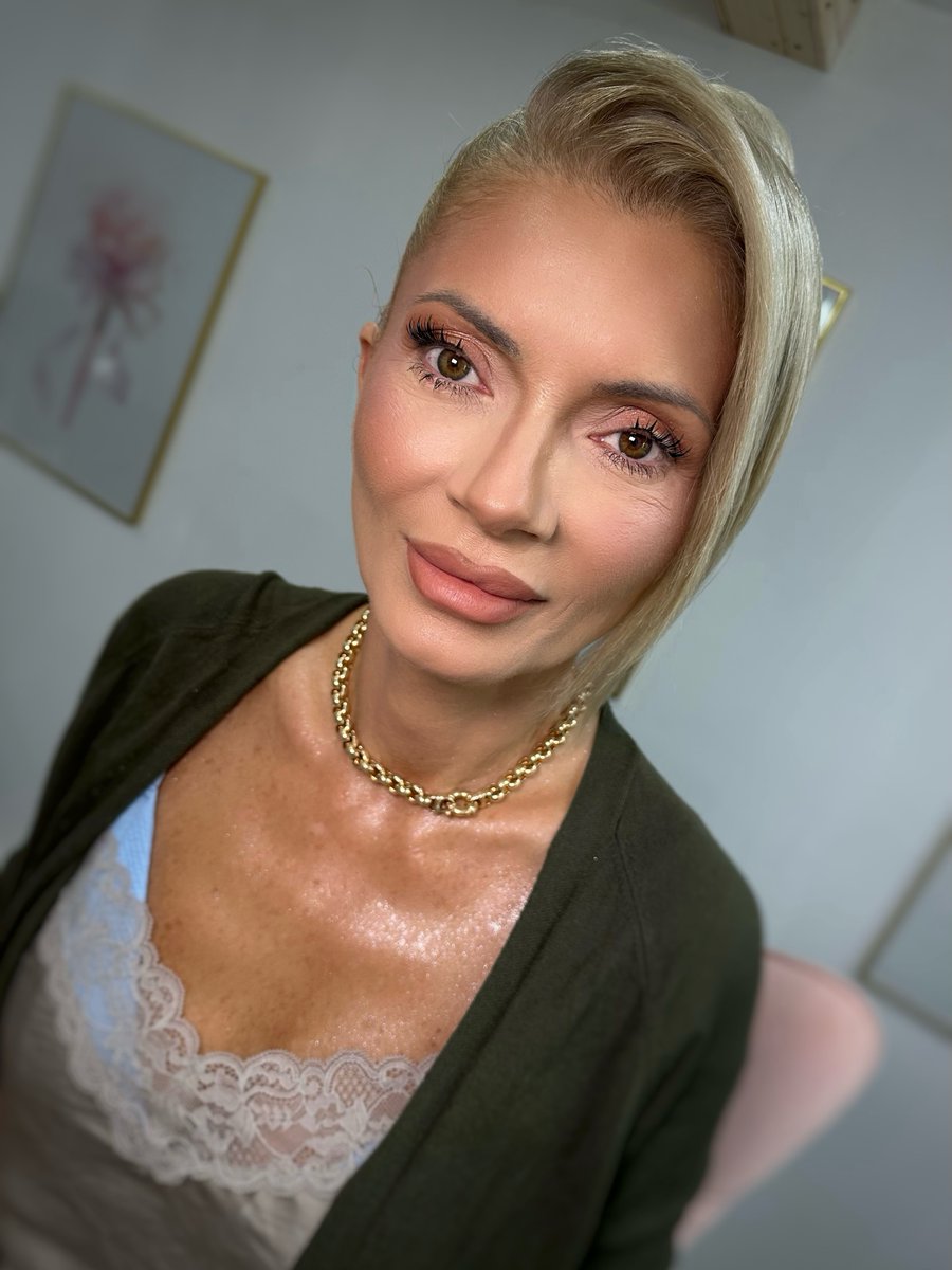 aaliyahjohnsonp's tweet photo. Beauty has no age, and beautiful makeup shouldn’t hide it. I wanted to preserve what is already beautiful about her and subtly enhance her eyes and natural features. https://t.co/7FLG1mo2y1