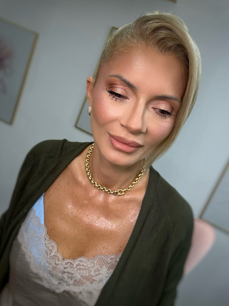 aaliyahjohnsonp's tweet photo. Beauty has no age, and beautiful makeup shouldn’t hide it. I wanted to preserve what is already beautiful about her and subtly enhance her eyes and natural features. https://t.co/7FLG1mo2y1