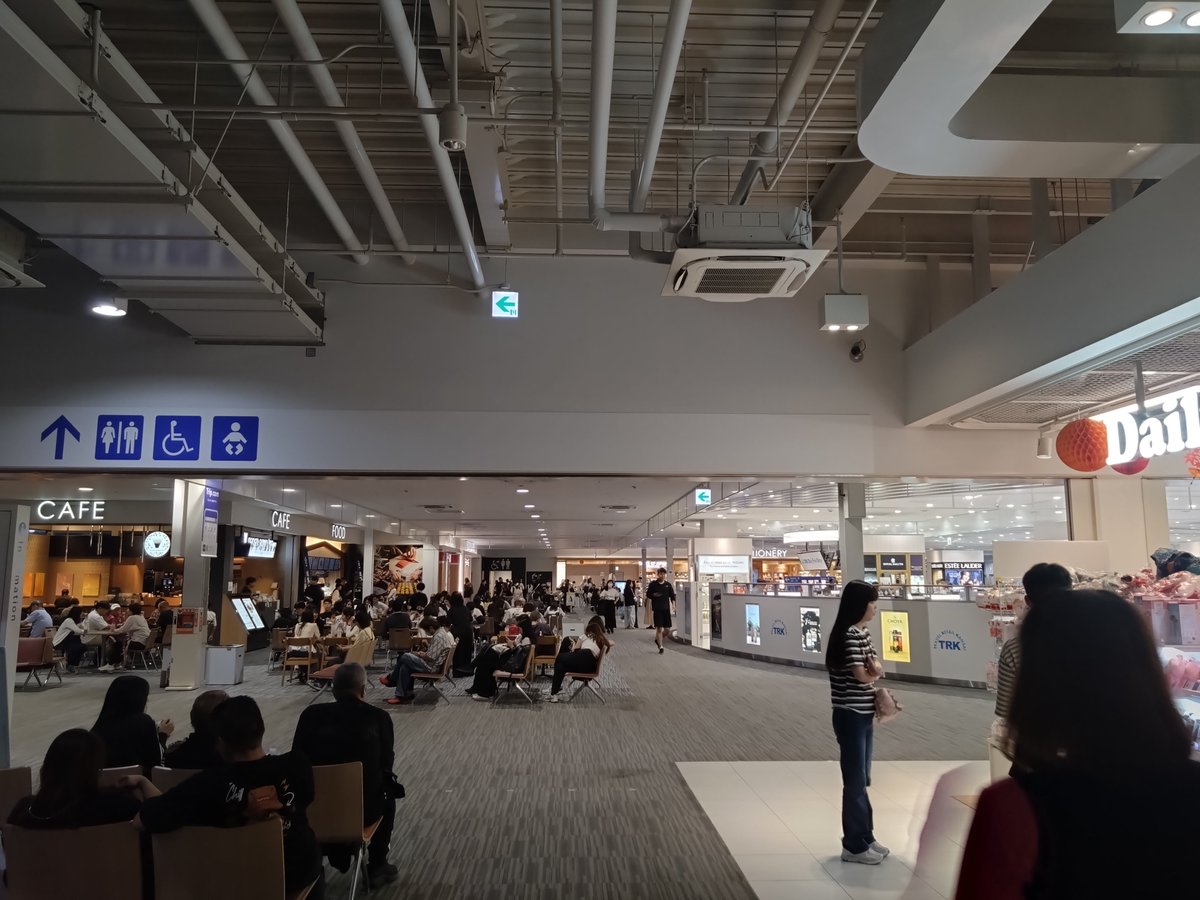 Zz8M8's tweet photo. 関空T2
免税店から飲食店、薬局、トイレ
コンパクトにまとまってて便利
＃台湾旅行
＃台南
＃高雄 https://t.co/cqCg2bpEhE