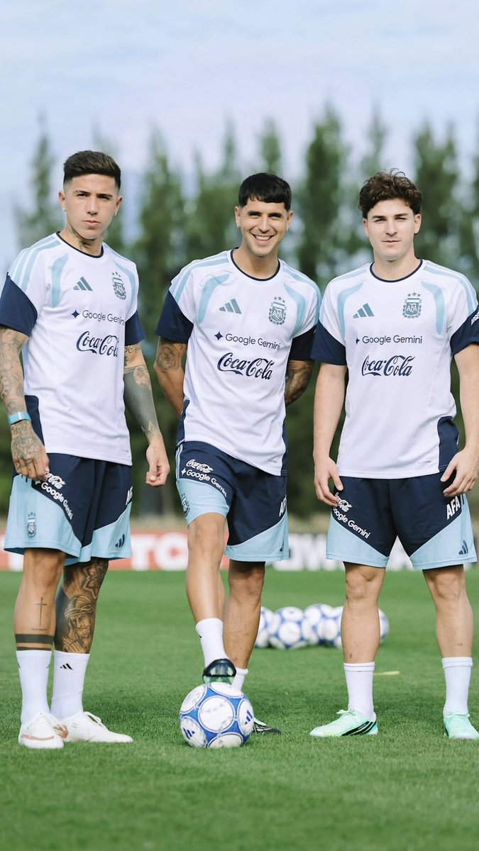 julienzista's tweet photo. me da risa que todos se sacan una foto con enzo y julián como si fuesen un combo (lo son) https://t.co/qE4H6Ey4MZ