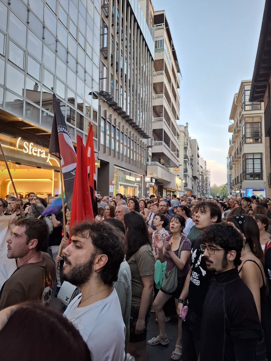sindicaestudcyl's tweet photo. Mientras la policía del PSOE se dedicaba a reprimir a los manifestantes, hemos sido cientos en Valladolid quienes hemos inundado las calles contra el desahucio de Maricarmen.

👉Tenemos la fuerza para levantar una gran huelga general que ponga solución al problema de la vivienda. https://t.co/RTbeHGs3NL