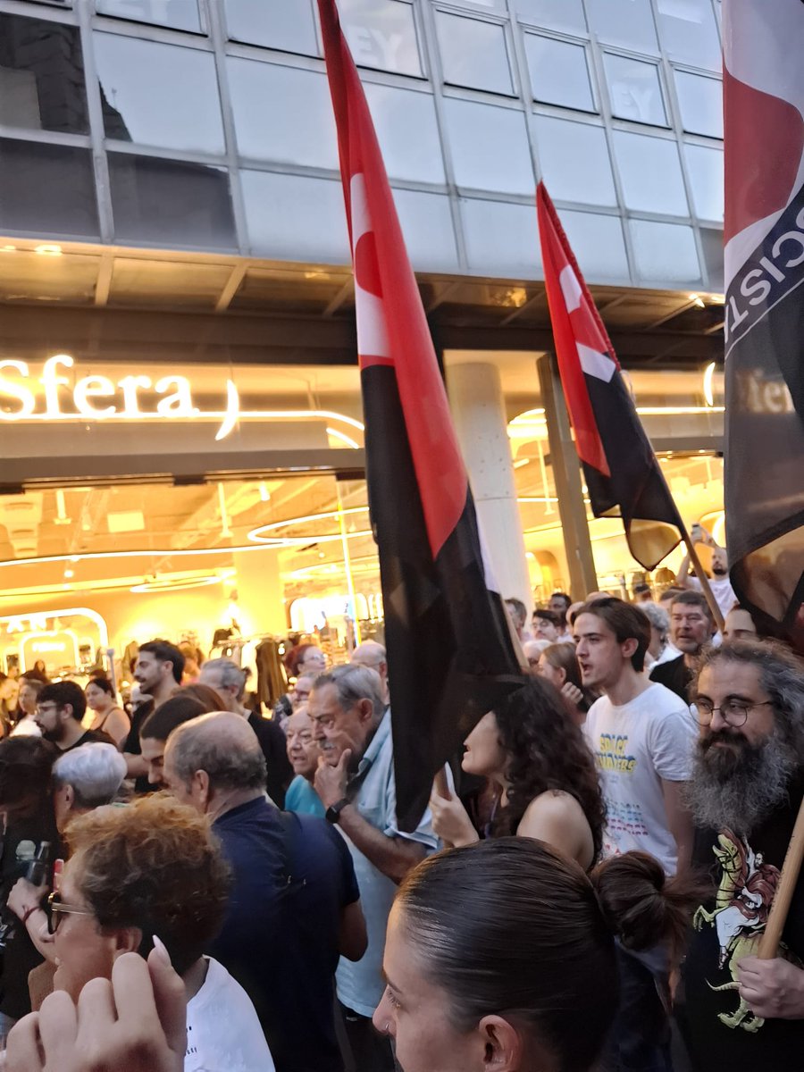 sindicaestudcyl's tweet photo. Mientras la policía del PSOE se dedicaba a reprimir a los manifestantes, hemos sido cientos en Valladolid quienes hemos inundado las calles contra el desahucio de Maricarmen.

👉Tenemos la fuerza para levantar una gran huelga general que ponga solución al problema de la vivienda. https://t.co/RTbeHGs3NL