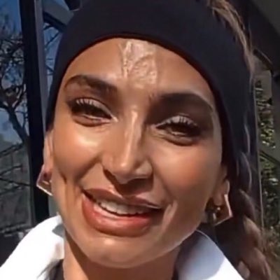 RodrigoRod13081's tweet photo. PÓRTENSE BIEN O SE LES APARECE LA GÓMEZ 😱😱😱

#GranHermano
#GranHermanoGeneraciónDorada 
#SolangeGomez
#SolAbraham
#SolangeAbraham
#SolcitoAbraham 
#Argentina https://t.co/IEaiDJLSEP