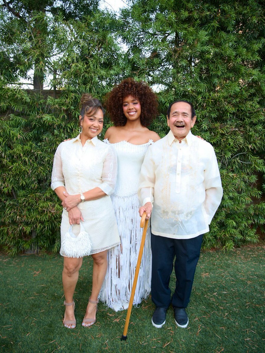 HERbrasiI's tweet photo. 📸| @HERmusicx em nova foto com sua mãe e seu avô para a premiere de "Forgotten Island". 🤍 https://t.co/VLbmcEfaoQ