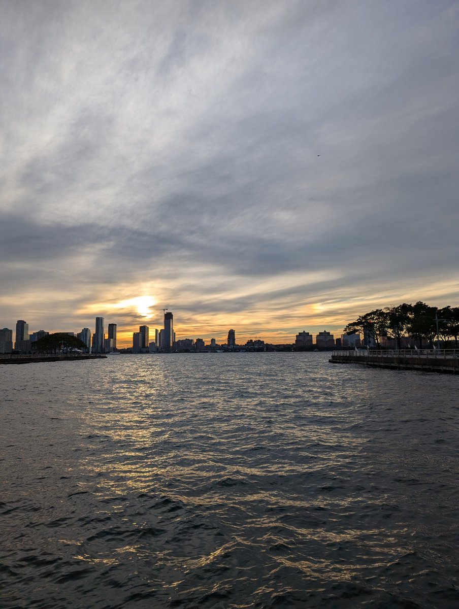 benngoodman's tweet photo. On the Hudson Yesterday. #Dusk #Evening #Sunlight #Sunset #SunsetMood https://t.co/QAycjHv92c
