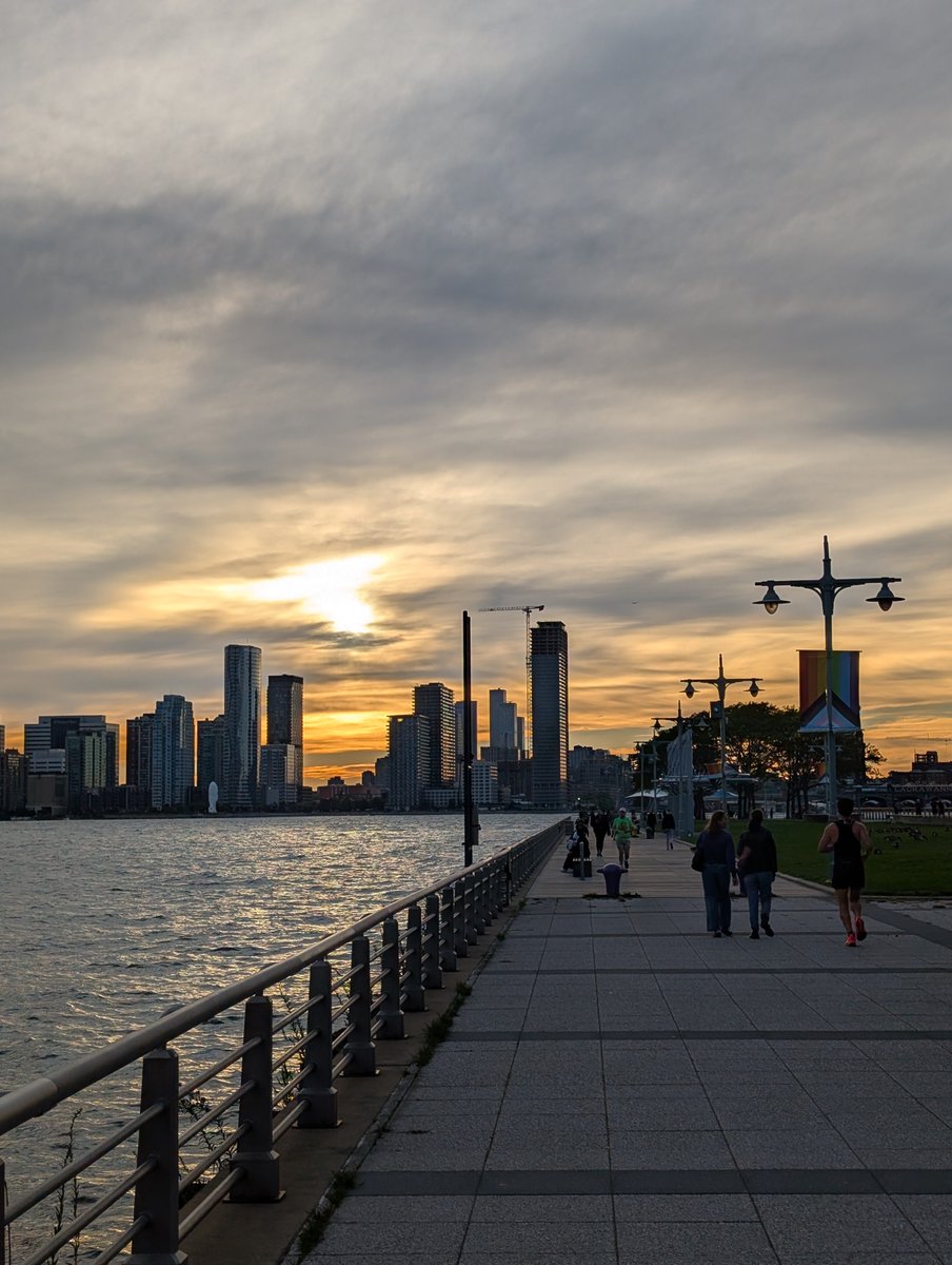 benngoodman's tweet photo. On the Hudson Yesterday. #Dusk #Evening #Sunlight #Sunset #SunsetMood https://t.co/QAycjHv92c