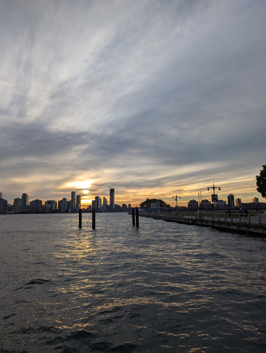 benngoodman's tweet photo. On the Hudson Yesterday. #Dusk #Evening #Sunlight #Sunset #SunsetMood https://t.co/QAycjHv92c