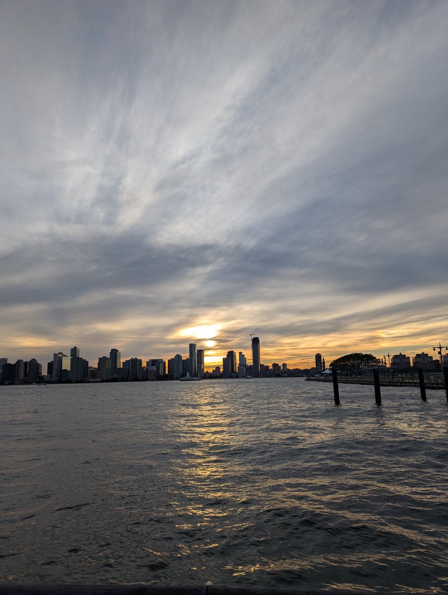 benngoodman's tweet photo. On the Hudson Yesterday. #Dusk #Evening #Sunlight #Sunset #SunsetMood https://t.co/QAycjHv92c
