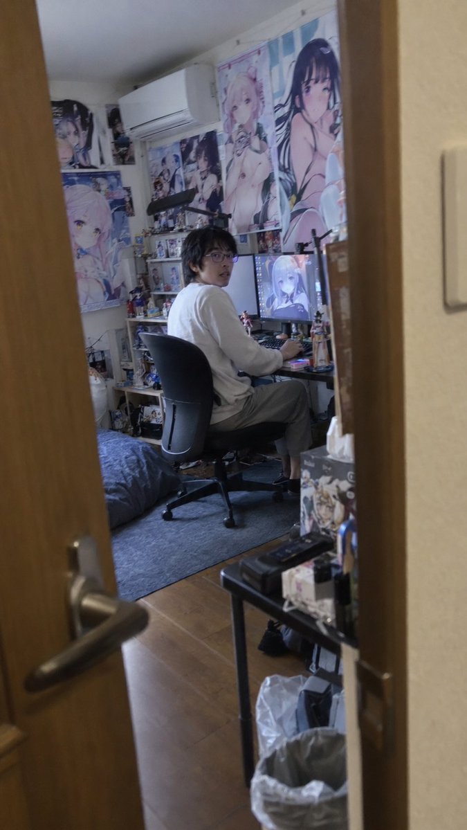 mastersugee's tweet photo. 悪いのはどっちだと思う？

←いい年して自分の趣味にばかり興じるオタク　　　　　　　他人の趣味が許せないフェミニスト→ https://t.co/thKAZWcavo