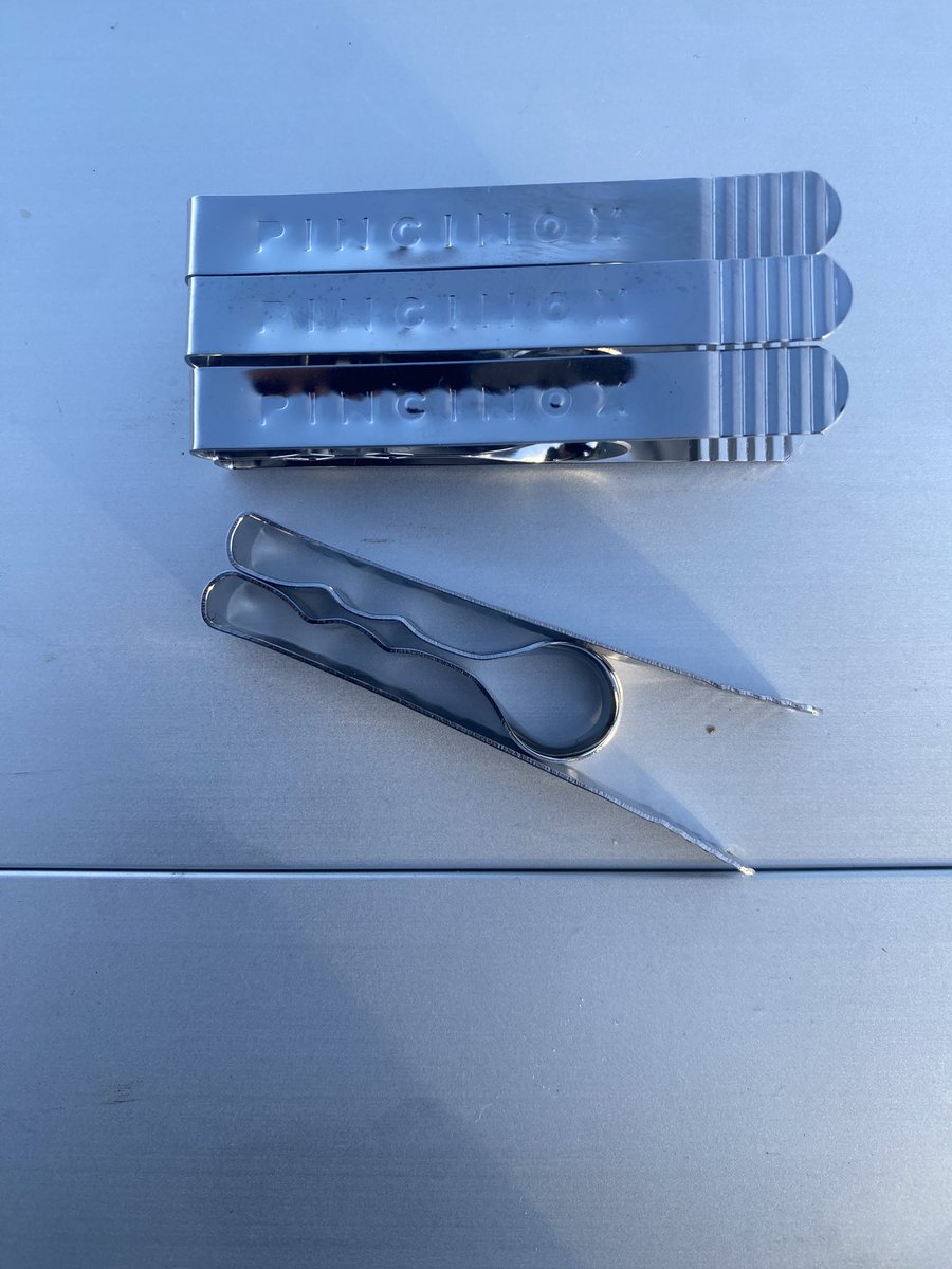shingchai38's tweet photo. 【Pincinox】ステンレスピンチ
フランスメーカーの洗濯バサミ
「船の上でも使用できるように設計」され、壊れにくく錆びにくく、２箇所で挟むダブルアタッチメントポイントで、挟んだ物をしっかり掴みアウトドアに最適
1枚のステンレスを継ぎ目なく曲げて作られた一体成型デザインも良い
#キャンプギア https://t.co/UdTouYgpGa