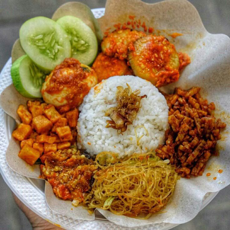 piscesgirle's tweet photo. kalau disuruh milih antara nasi kuning dan nasi uduk, kalian pilih yang mana buat sarapan? https://t.co/094vbN5KkH