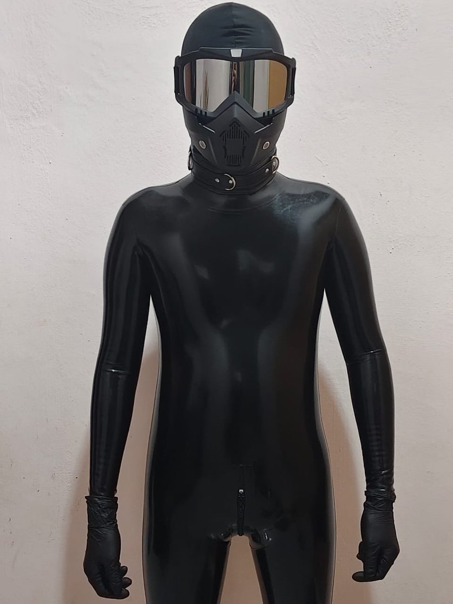 liankean12's tweet photo. New mask, new suit. #rubber #rubberdrone #skintight #rubberfetish #rubberskin https://t.co/Xs9KCruivy
