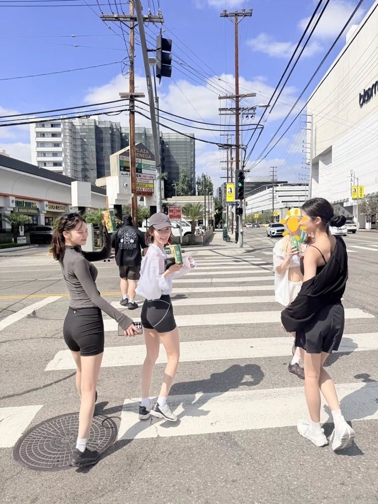 chaewonkimc's tweet photo. guess where we were? i think i’ve been really into running lately. ever since we arrived in the us, i’ve been finding every excuse to put on my shoes and head outside. luckily, i wasn’t the only one in the mood for a run this time ㅎㅎㅎ https://t.co/2y879fq1wI