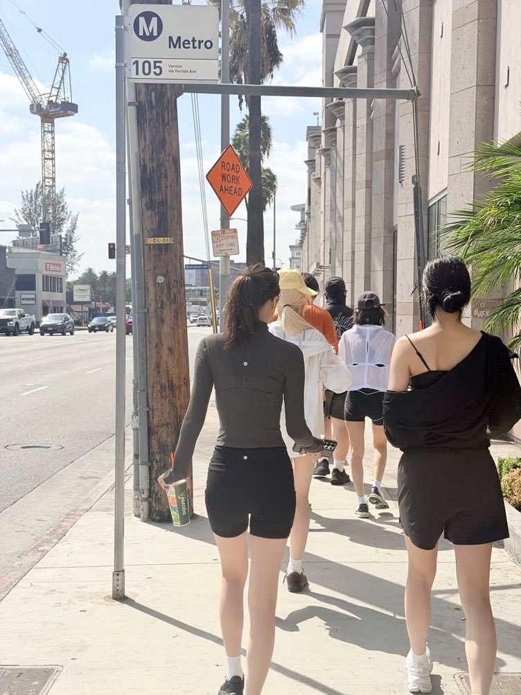 chaewonkimc's tweet photo. guess where we were? i think i’ve been really into running lately. ever since we arrived in the us, i’ve been finding every excuse to put on my shoes and head outside. luckily, i wasn’t the only one in the mood for a run this time ㅎㅎㅎ https://t.co/2y879fq1wI