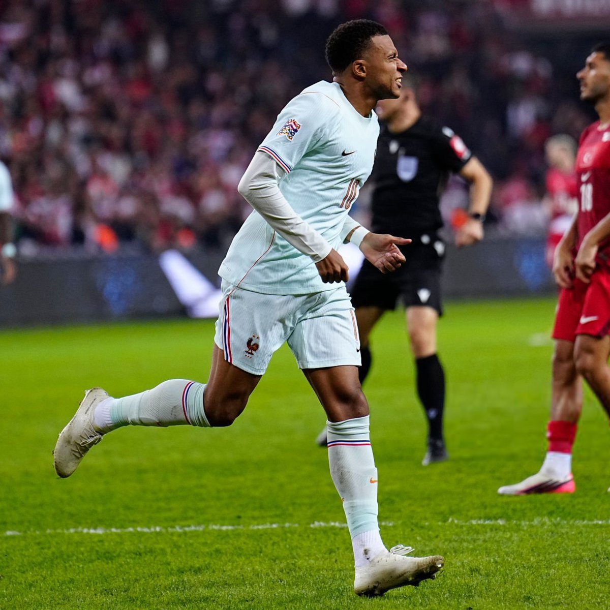 FootActu_2's tweet photo. 🚨 Kylian Mbappé 🇫🇷 a utilisé ses crampons "ON" pour la première fois face à la Turquie 🇹🇷 ce soir ! 🥿

PREMIER MATCH : BLESSÉ. 🤕

MAGNIFIQUE. 🤩 https://t.co/ZPzGFKSovO