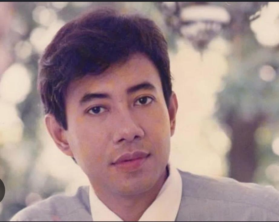 GunRomli's tweet photo. Kepada Yth. Seluruh Keluarga Besar PDI Perjuangan dari DPP, DPD, DPC, PAC, Ranting, hingga Anak Ranting dan Simpatisan Partai

BERITA DUKA CITA.

Merdeka!!!

Inna lillahi wa inna ilaihi raji'un.
Allahummaghfirlahu warhamhu wa'afihi wa'fuanhu

Telah berpulang ke Rahmatullah Almarhum Bapak *
MOHAMMAD GURUH IRIANTO SUKARNOPUTRA BIN SUKARNO pada usia 73 Tahun.

Almarhum meninggal dunia pada hari Sabtu, 26 September 2026, pukul 04.16 WIB di Rumah Sakit MRCCC Siloam Hospitals Semanggi Jakarta.

Alamat Rumah Duka: 
Jl. Sriwijaya Raya No.26
https://t.co/TgtaQ55Pq8

Mohon dibukakan pintu maaf yang sebesar-besarnya atas segala kesalahan dan kekhilafan dari Almarhum Tercinta.

Selanjutnya Mohon Doa, Semoga Almarhum Husnul khotimah serta Allah SWT menerima semua amal ibadahnya, diampuni dan dihapuskan segala dosa dosa dan menempatkannya di tempat yang terbaik di sisi-Nya.
Aamiin YRA.

Keluarga besar PDI Perjuangan sungguh kehilangan Mas Guruh Soekarnoputra. Beliau dikenang sebagai seniman besar, sosok Marhaenis, dan Pejuang Partai. 

Berkaitan dengan hal tsb, kepada seluruh jajaran DPP, DPD, DPC, PAC, Ranting, hingga Anak Ranting agar mengibarkan Bendera PDI Perjuangan Setengah Tiang selama 7 (tujuh) Hari.

Hormat Kami,
M. Prananda Prabowo, Kepala Situation Room PDI Perjuangan

Hasto Kristiyanto, Sekretaris Jendral DPP PDI Perjuangan