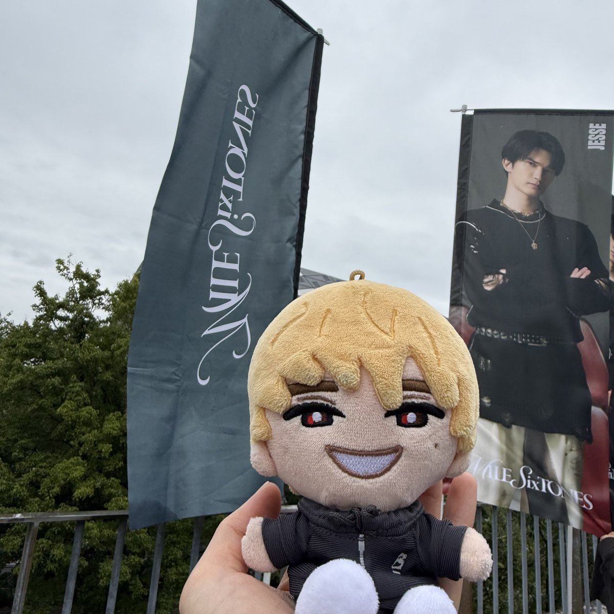 jcst666's tweet photo. 初スタジアム楽しかったなあ〜〜🏟️ 雨がすごかったけれど、逆に雨だからこその特別な体験だった！ とにかくSixTONESたちが楽しそうで、それがより楽しくて嬉しかったなあ。じゅりくんに頼まれたので今後もてるてる坊主は作ろうと思います☔️
#SixTONES_MILESixTONES
#MILESixTONES_STadium ✏︎味の素 https://t.co/8PqmaHSZvt